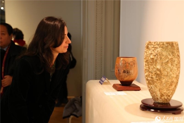 嘉賓和公眾參觀“絲路瓷行”——中國景德鎮(zhèn)陶瓷文化特展。人民網(wǎng)記者 尚凱元攝