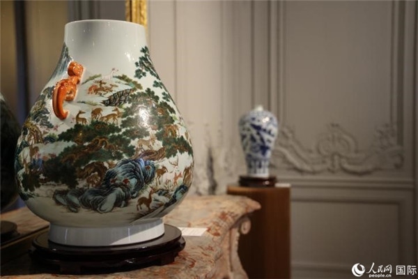 嘉賓和公眾參觀“絲路瓷行”——中國景德鎮(zhèn)陶瓷文化特展。人民網(wǎng)記者 尚凱元攝