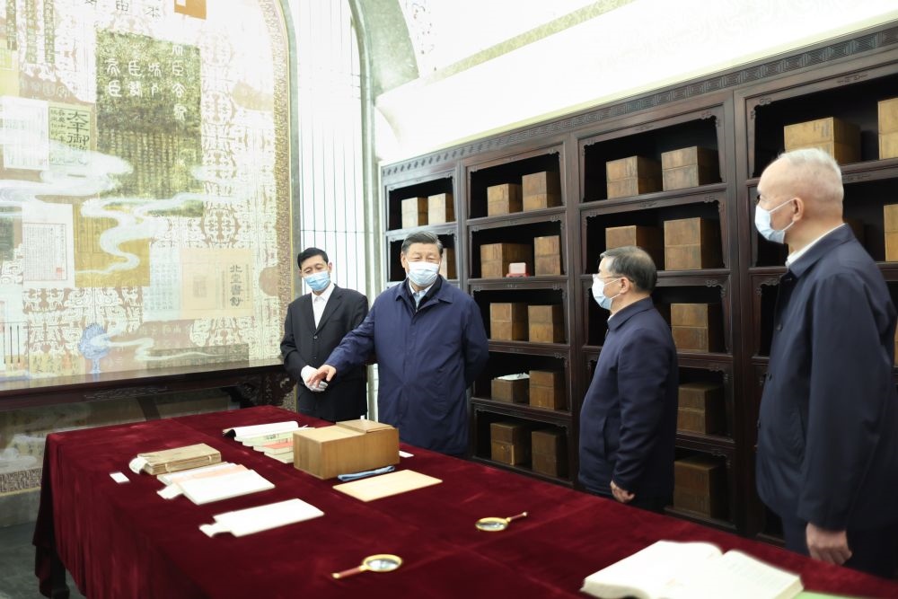 2023年6月1日下午，習(xí)近平在位于北京的中國國家版本館考察時(shí)，在蘭臺洞庫了解館藏精品版本保存情況。新華社記者 鞠鵬 攝
