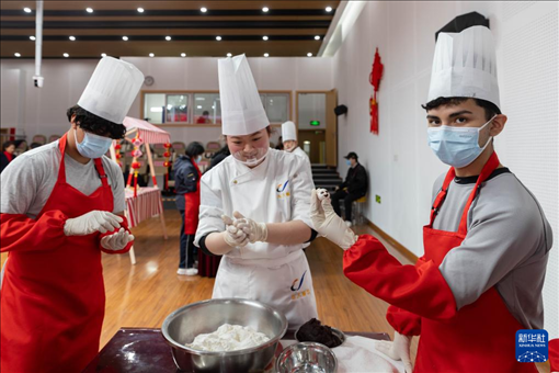 1月28日，在復(fù)旦大學(xué)第二附屬學(xué)校，美國馬斯卡廷中學(xué)學(xué)生展示自己制作的湯圓。 新華社記者 王翔 攝