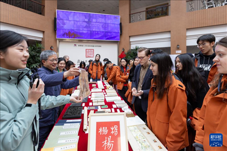 1月29日，在復(fù)旦大學(xué)，美國馬斯卡廷中學(xué)學(xué)生了解中國古籍裝幀與修復(fù)技術(shù)。 新華社記者 王翔 攝