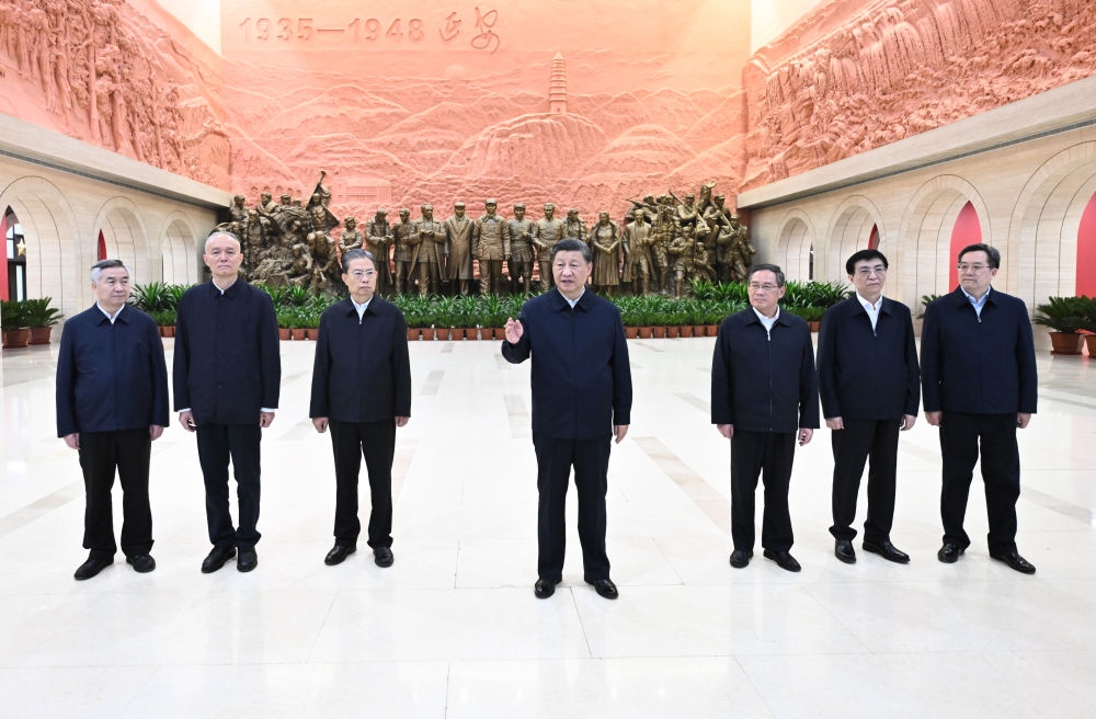 2022年10月27日，習(xí)近平在延安革命紀(jì)念館參觀《偉大歷程——中共中央在延安十三年歷史陳列》結(jié)束時(shí)發(fā)表重要講話。新華社記者 燕雁 攝