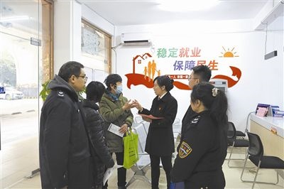  圖③：調(diào)解后，法官現(xiàn)場(chǎng)向當(dāng)事人做釋法析理工作。