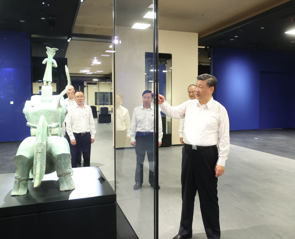 2023年7月26日下午，習(xí)近平在位于四川省德陽市廣漢市的三星堆博物館新館參觀。新華社記者 鞠鵬 攝