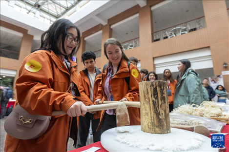 1月29日，在復(fù)旦大學(xué)，美國馬斯卡廷中學(xué)學(xué)生用錘子打紙漿，親身體驗(yàn)古法制作紙張。 新華社記者 王翔 攝