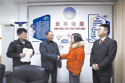  圖②：雙方當(dāng)事人達(dá)成調(diào)解協(xié)議，握手言和。