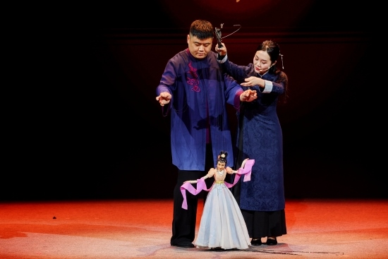 “何以中國·向海泉州”網絡主題活動現(xiàn)場，蔡思雅和搭檔表演提線木偶戲。