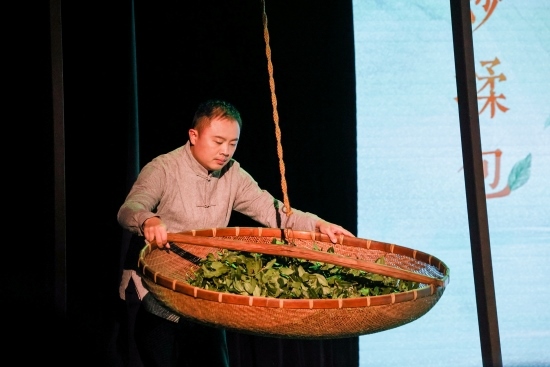 “何以中國·向海泉州”網絡主題活動現(xiàn)場，魏嘉宏表演搖青。