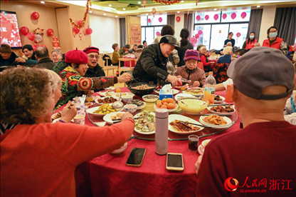 老人們享用公益年夜飯。人民網(wǎng)記者 葉賓得攝