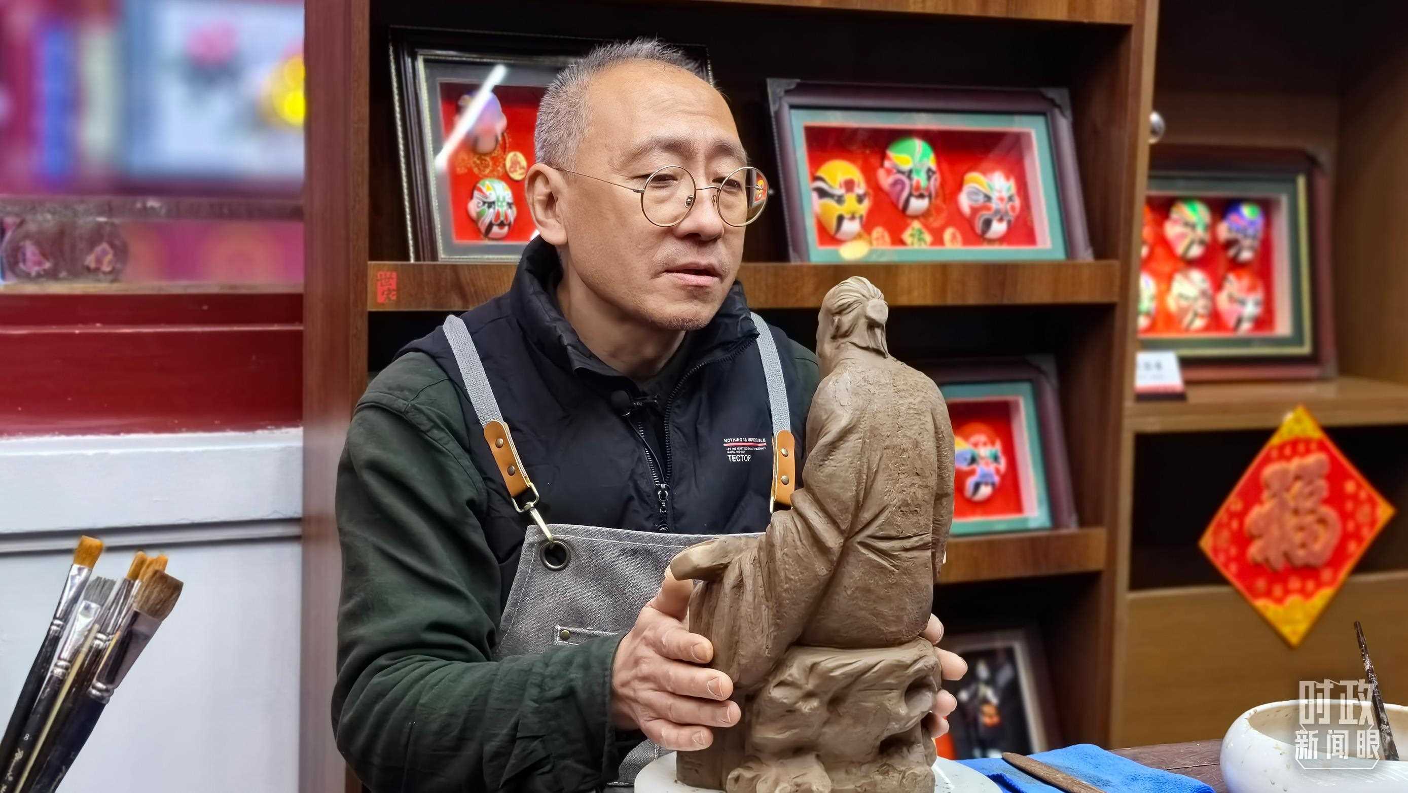 △“泥人張”的匠人正在雕塑。（總臺央視記者潘毅拍攝）