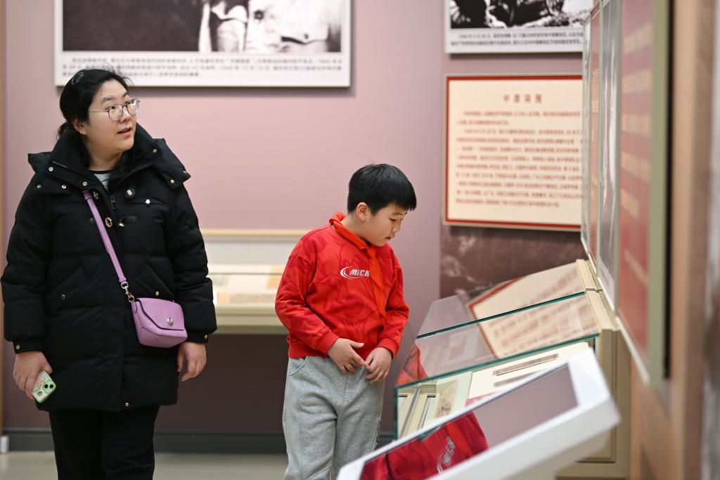 2024年1月28日，家長帶著孩子在平津戰(zhàn)役紀念館內參觀。