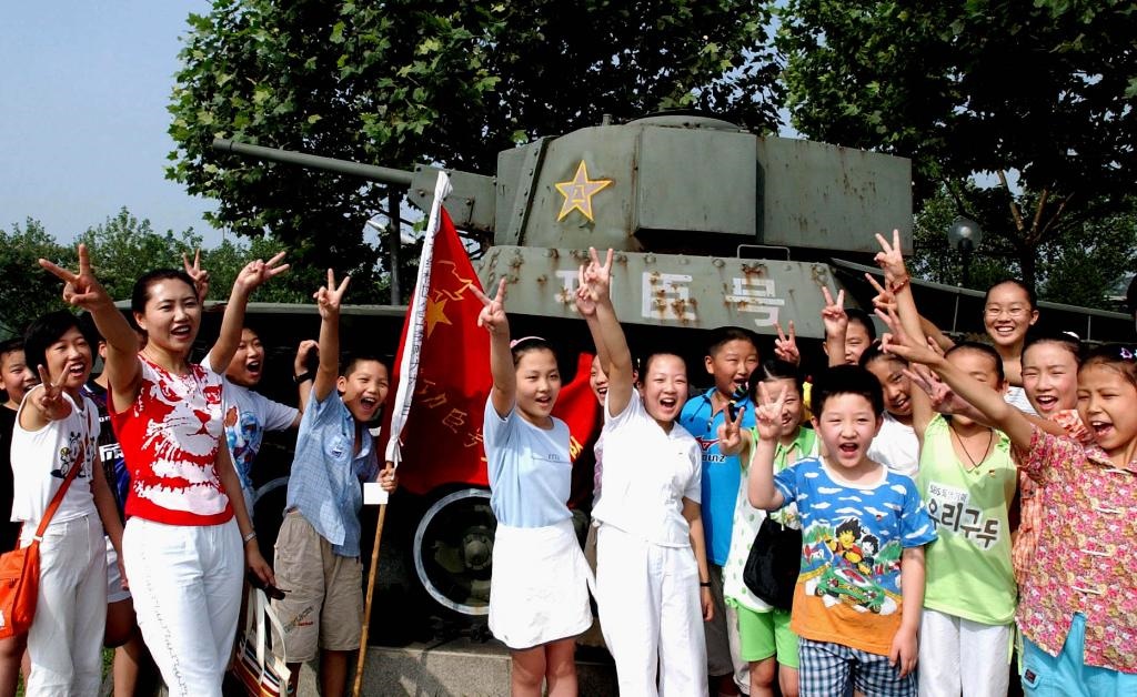 2003年7月31日，天津市紅橋區(qū)躍進里小學少先隊員來到平津戰(zhàn)役紀念館“功臣號坦克”前，開展以“揚軍威做革命接班人”為主題的隊日活動?！鞍艘弧苯ㄜ姽?jié)前夕，天津市在少先隊員中廣泛開展“仰望革命英烈頌我軍威”等紀念活動。