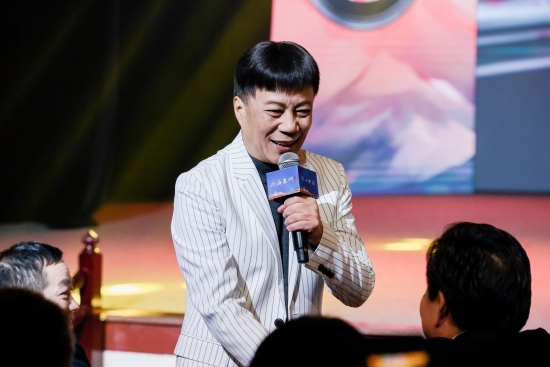“何以中國·向海泉州”網(wǎng)絡(luò)主題活動現(xiàn)場，陳百潭演出時與觀眾互動。泉州廣播電視臺供圖