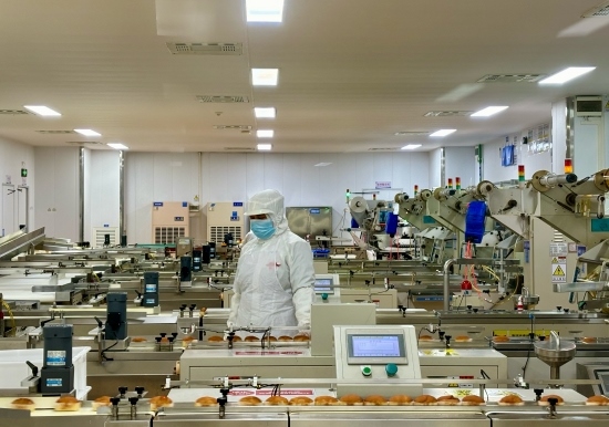 盼盼5G智慧工廠生產(chǎn)線正在進行產(chǎn)品質(zhì)檢。人民網(wǎng)記者 金慧慧攝