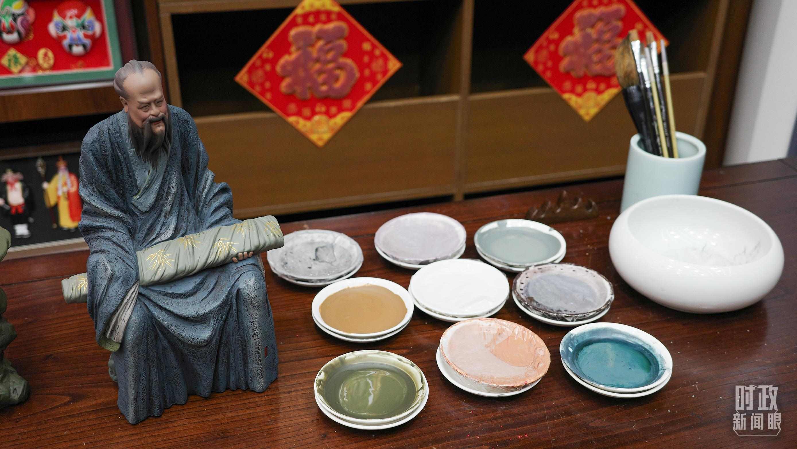 △天津古文化街，泥人張店鋪的上色顏料展示。（總臺(tái)央視記者覃思拍攝）