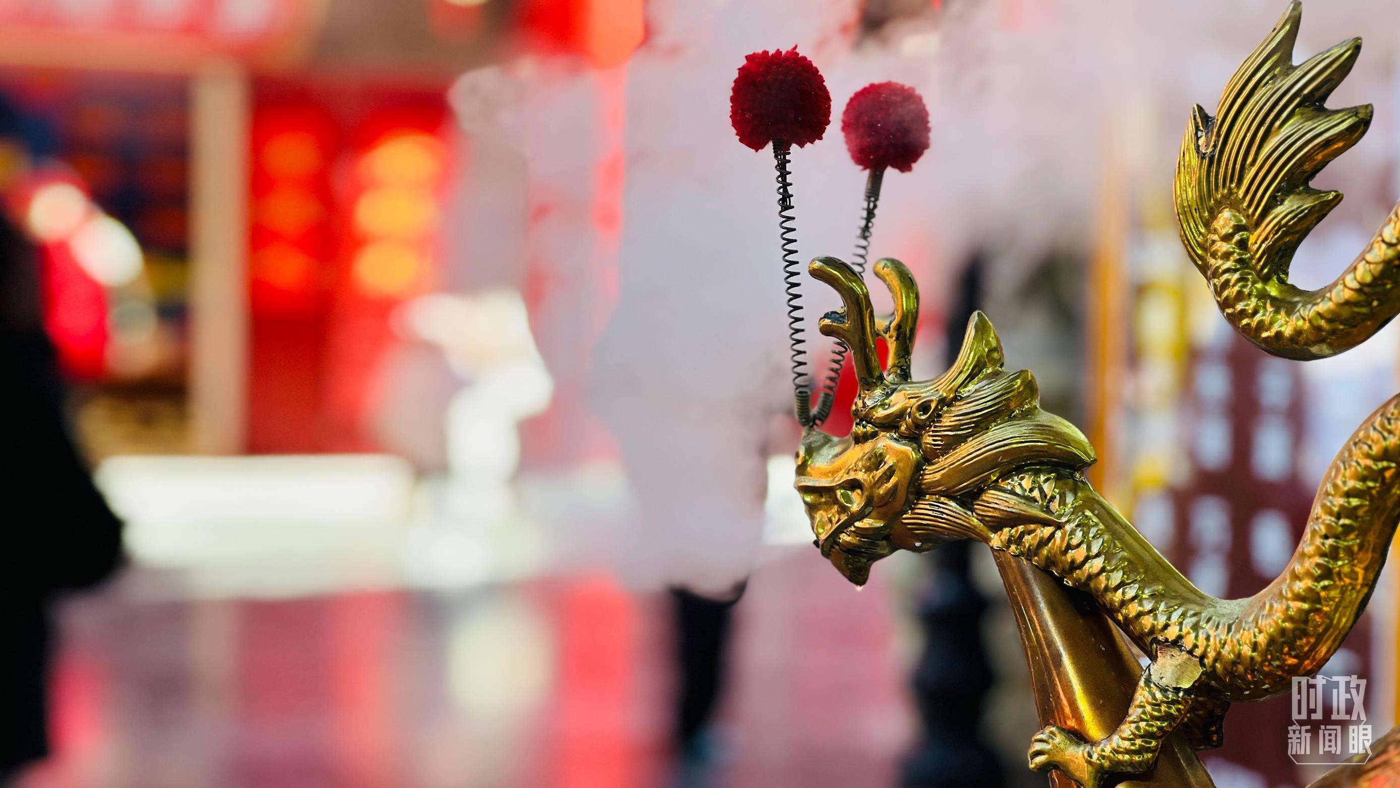 △龍年將至，天津古文化街上“龍”元素隨處可見(jiàn)。（總臺(tái)央視記者李煒拍攝）
