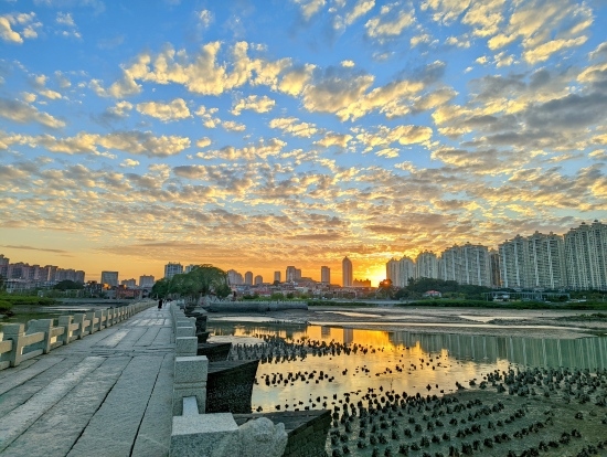 夕陽余暉下的洛陽橋（局部）。受訪者供圖
