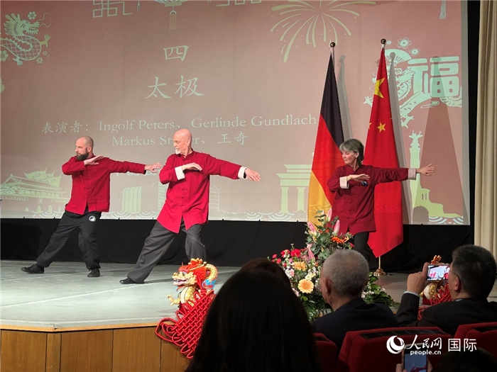 太極，表演者：Ingolf Peters、Gerlinde Gundlach、Markus Stüber