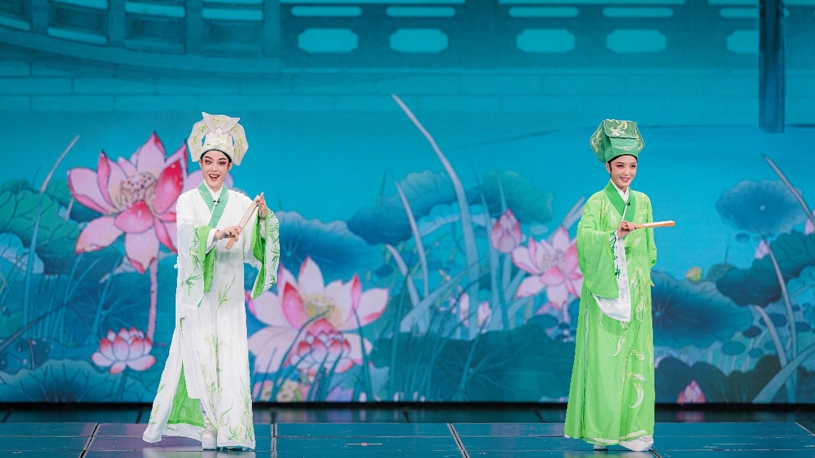青年越劇演員陳麗君、李云霄彩排現(xiàn)場(chǎng)。主辦方供圖