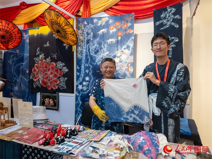 活動現(xiàn)場的扎染展示。人民網記者 謝佳君攝