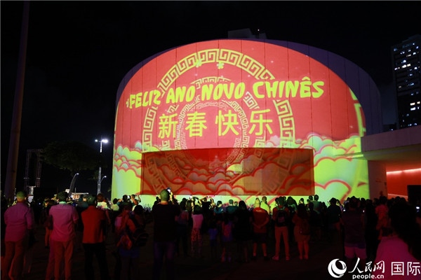 林度夫人公園內(nèi)劇院的外墻上投影出中國(guó)文化元素?zé)艄庑?。人民網(wǎng)記者 陳海琪攝