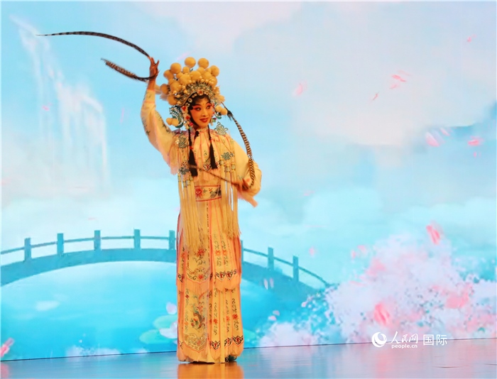 四川省成都市川劇研究院帶來(lái)了精彩的川劇演出。人民網(wǎng)記者 李志偉攝