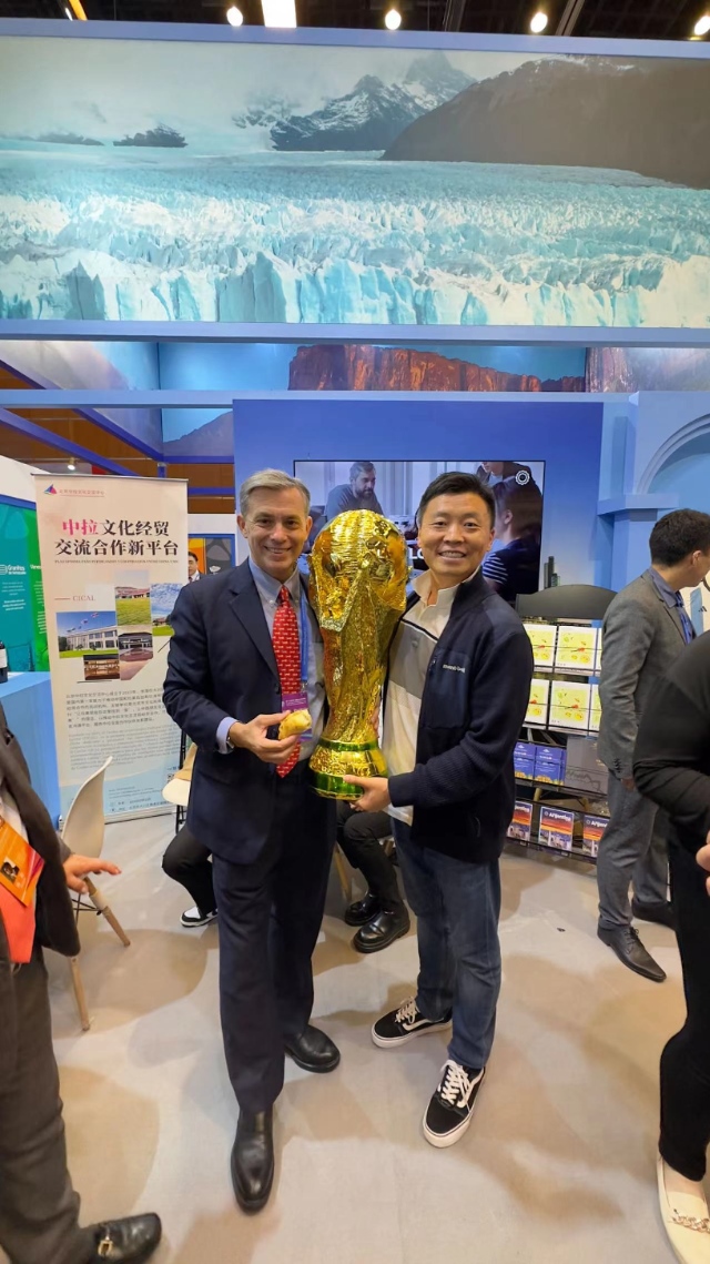 2022年，馬克西米與同事在上海。圖片由受訪者提供
