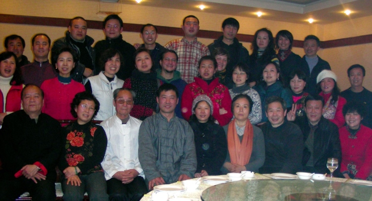 2018年，卡洛斯（二排中間）和武術(shù)學(xué)校的老師同學(xué)一起過春節(jié)。圖片由受訪者提供