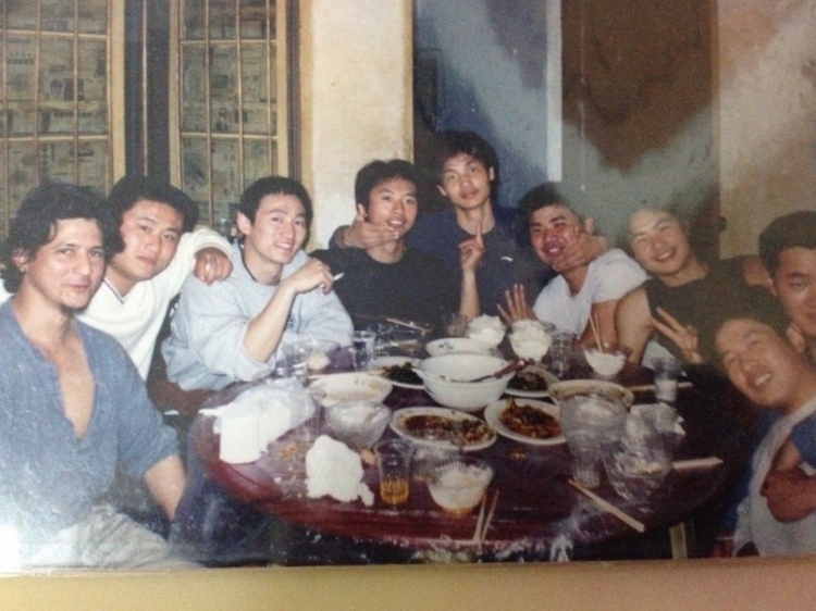 2007 年，卡洛斯·卡斯蒂略（左一）和他的中國朋友在武漢慶祝春節(jié)。圖片由受訪者提供