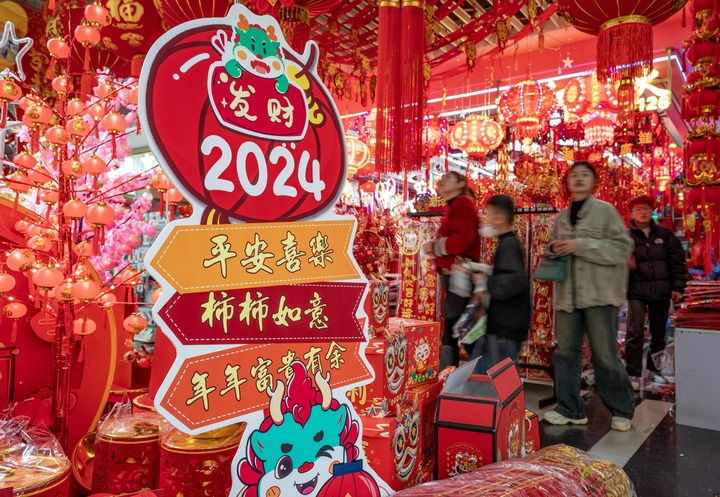 1月11日，顧客在昆明新螺螄灣國際商貿(mào)城選購節(jié)日飾品。新華社記者 陳欣波 攝
