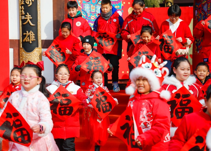 2月2日，小朋友在濟(jì)南五龍?zhí)毒皡^(qū)參加送福字活動(dòng)。新華社發(fā)（徐舟攝）