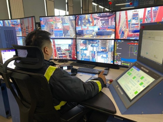 圖為寧波舟山港梅山港區(qū)遠控操作室內(nèi)，橋吊司機在遠程控制橋吊裝卸。新華社記者魏一駿 攝
