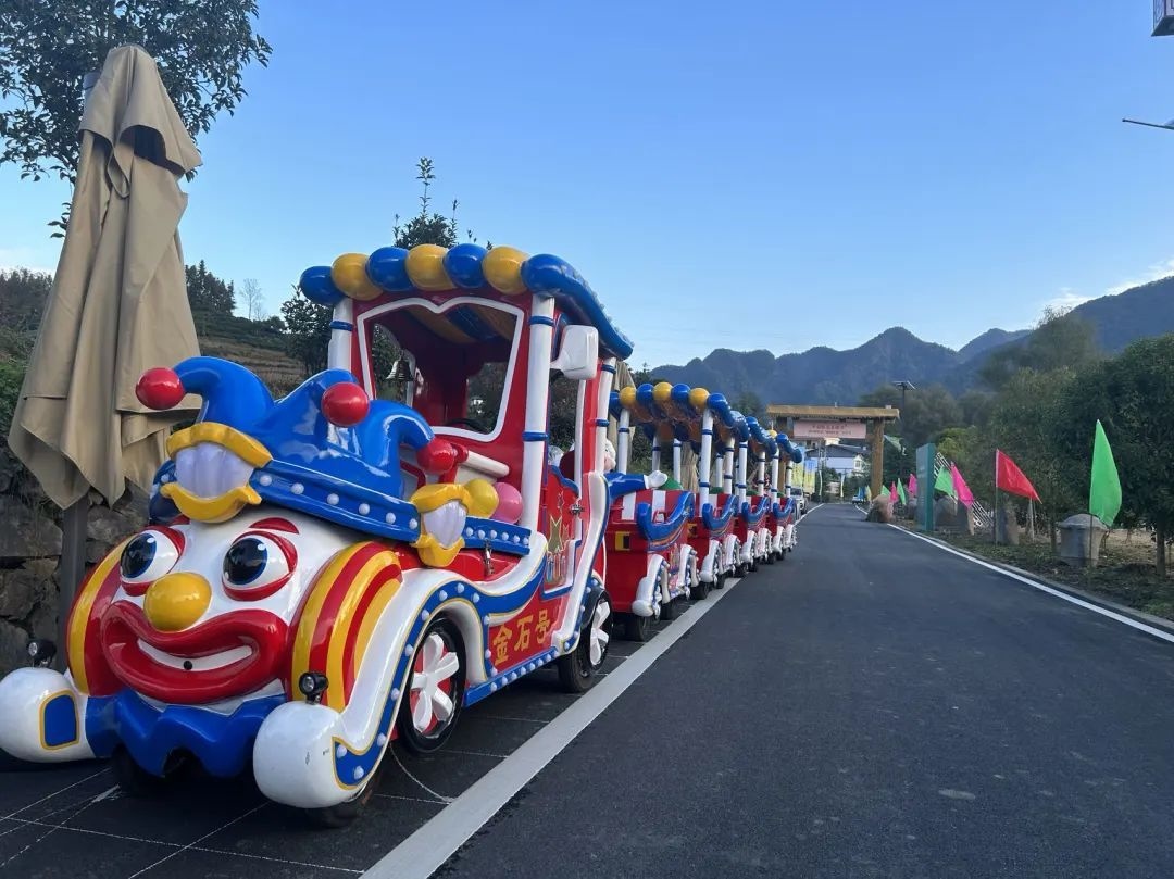 2023年10月，金石村集體出資購(gòu)買了兩輛無軌觀光小火車。紫陽(yáng)縣融媒體中心供圖
