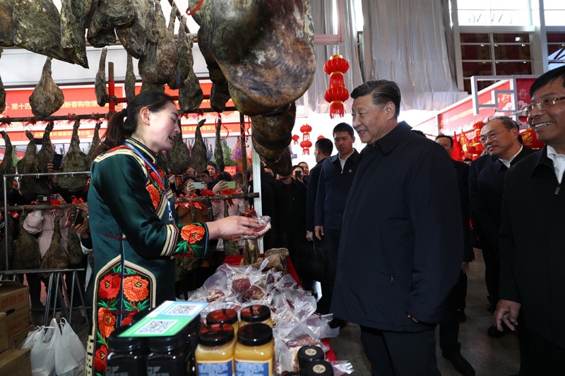 2020年1月19日至21日，中共中央總書記、國家主席、中央軍委主席習近平來到云南，看望慰問各族干部群眾，向全國人民致以新春祝福。這是20日下午，習近平在昆明新春購物博覽會年貨街，了解春節(jié)前市場供應情況。新華社記者 鞠鵬 攝