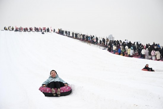 圖為1月18日，市民在內(nèi)蒙古賽馬場滑雪圈。新華社記者 貝赫 攝