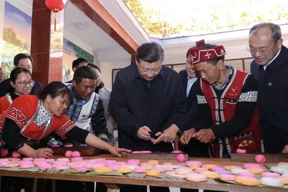 2020年1月19日，習(xí)近平總書記在云南省騰沖市清水鄉(xiāng)三家村中寨司莫拉佤族村，同村民李發(fā)順一家制作當(dāng)?shù)毓?jié)日傳統(tǒng)食品大米粑粑。新華社記者 鞠鵬 攝