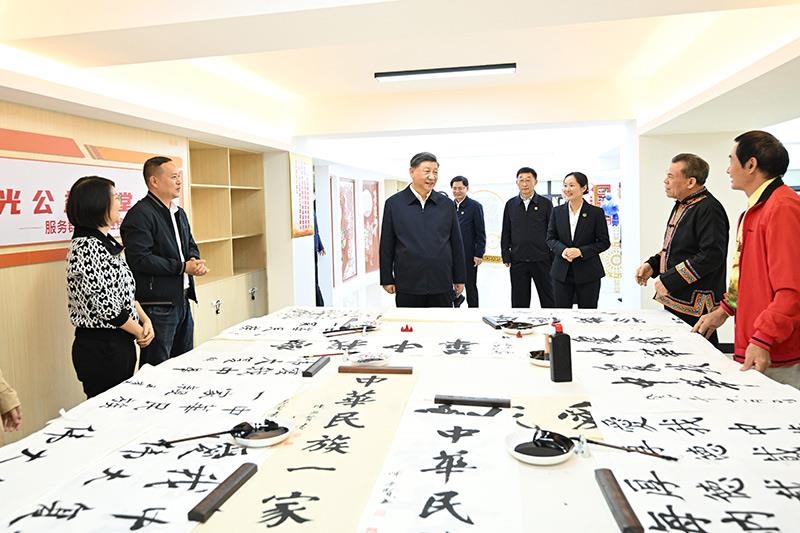 △2023年12月14日，習(xí)近平總書記在廣西南寧市良慶區(qū)蟠龍社區(qū)黨群服務(wù)中心文體活動(dòng)室同社區(qū)居民親切交流。