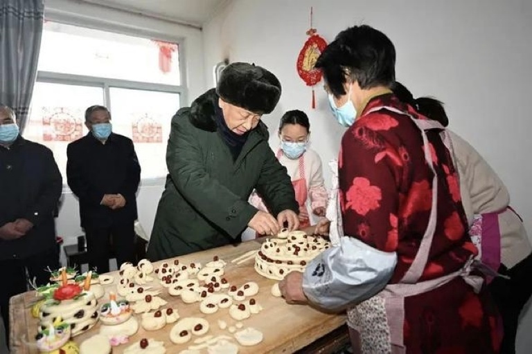 2022年1月26日，習(xí)近平總書記在山西省臨汾市霍州市師莊鄉(xiāng)馮南垣村，同師紅兵一家做年饃。新華社記者 李學(xué)仁 攝
