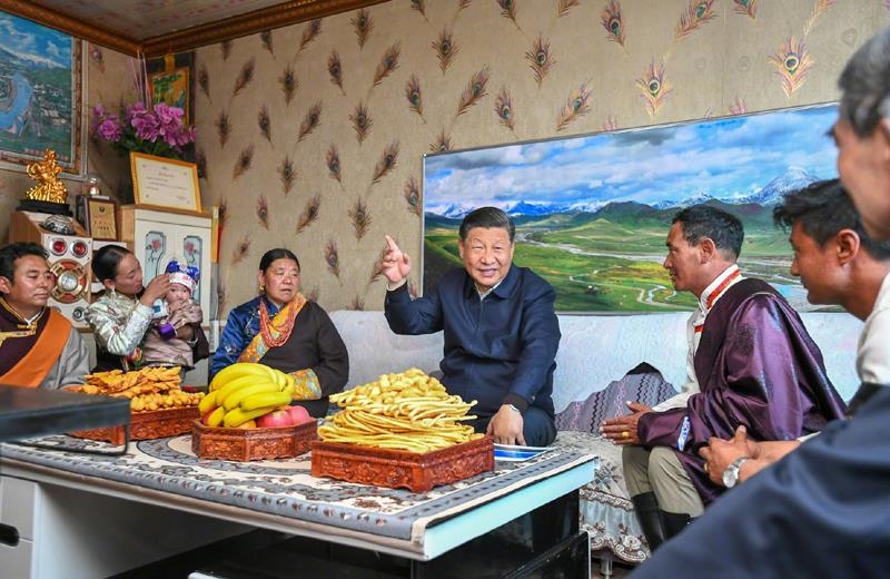 △2021年6月8日，習(xí)近平總書記在青海海北藏族自治州剛察縣果洛藏貢麻村，同藏族牧民索南才讓一家人圍坐在客廳聊家常。