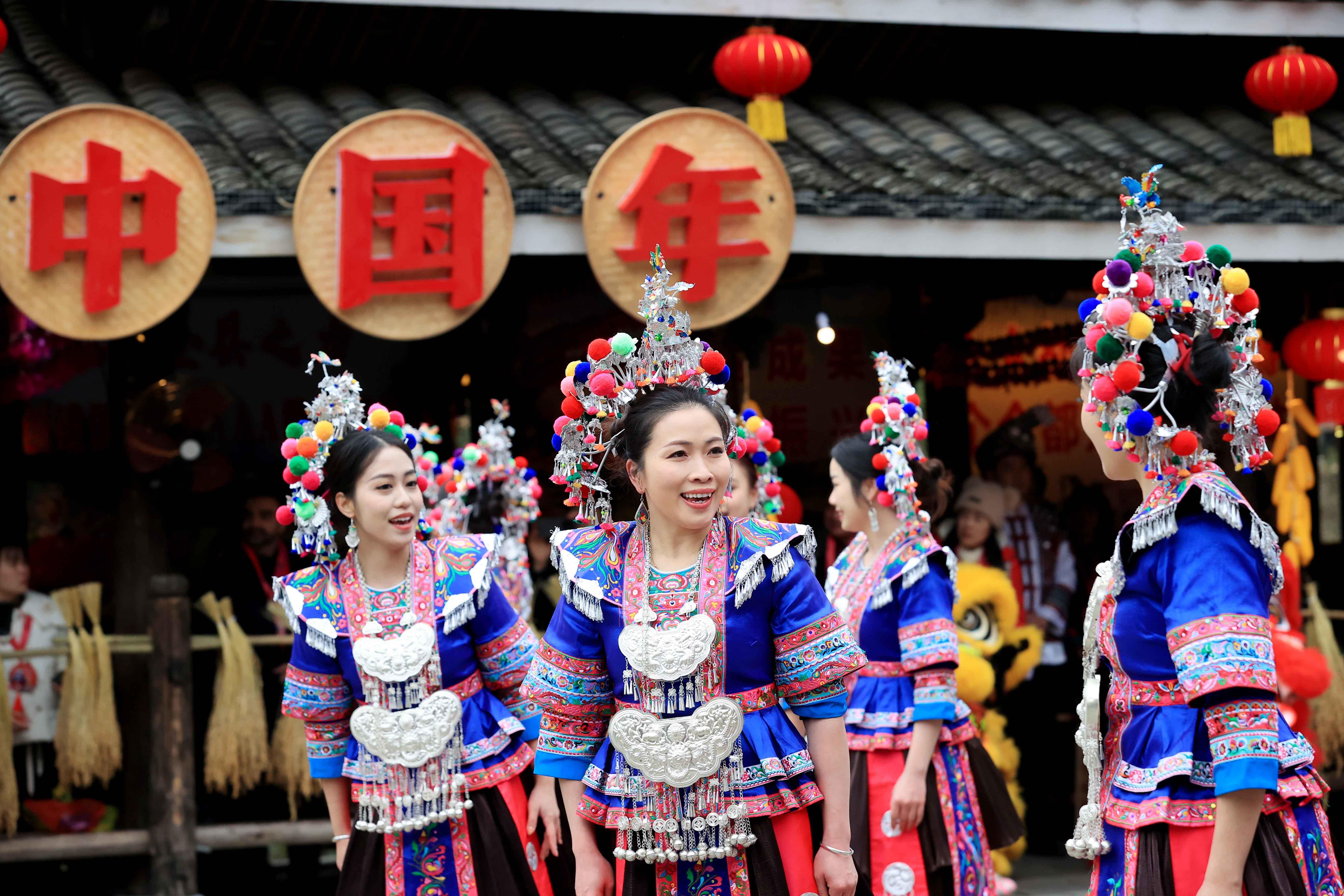 △2024年2月3日，在廣西柳州三江侗族自治縣林溪鎮(zhèn)程陽(yáng)八寨景區(qū)，“村晚”紅紅火火進(jìn)行。