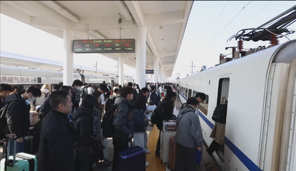 景德鎮(zhèn)北站的旅客陸續(xù)登上回家的列車。中國(guó)鐵路南昌局供圖