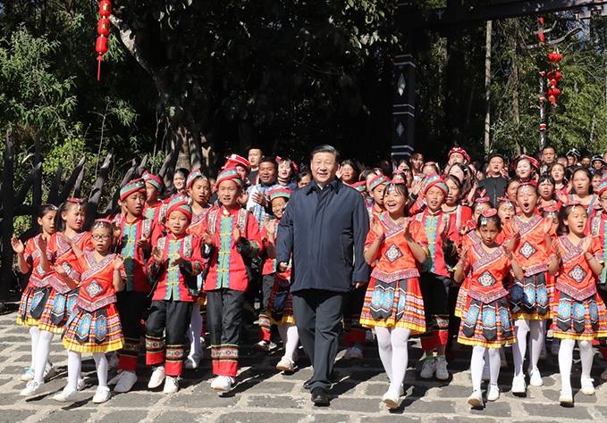 △2020年1月19日，習(xí)近平總書記來(lái)到云南騰沖市清水鄉(xiāng)三家村中寨司莫拉佤族村看望鄉(xiāng)親們。告別時(shí)，鄉(xiāng)親們唱著《阿佤人民唱新歌》，簇?fù)碇倳涀叱龃蹇?，歌聲笑聲在村寨久久回蕩? width=