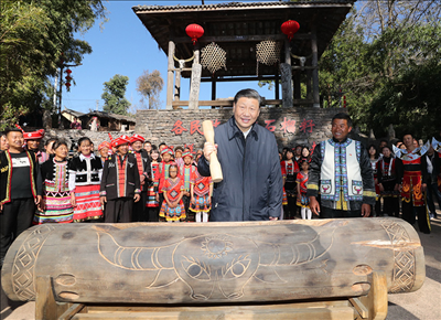 2020年1月19日下午，習近平總書記在騰沖市清水鄉(xiāng)三家村中寨司莫拉佤族村廣場上，敲響三聲佤族木鼓，祝福來年風調(diào)雨順、國泰民安。新華社記者 鞠鵬 攝