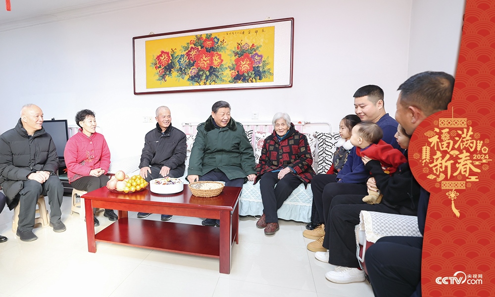 2024年2月1日，習近平總書記在天津市西青區(qū)辛口鎮(zhèn)第六埠村考察時，同村民杜洪剛一家人親切拉家常。