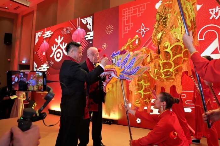 張漢暉（左）、施威特科（右）共同為彩龍點(diǎn)睛。于子恒攝
