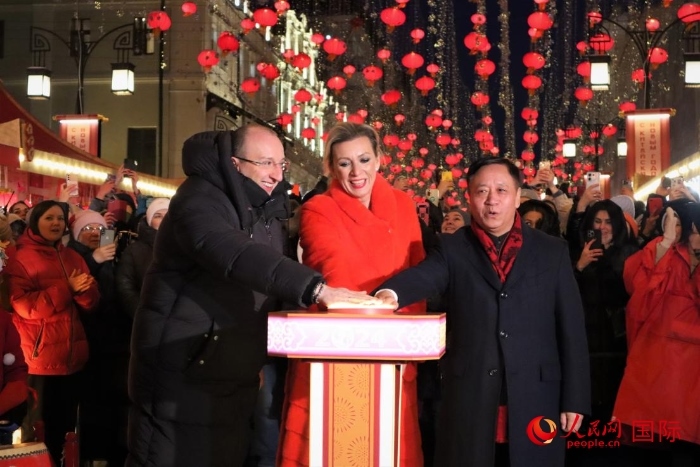 張漢暉、扎哈羅娃、科茲洛夫（從右至左）共同按下活動啟動按鈕。于子恒攝