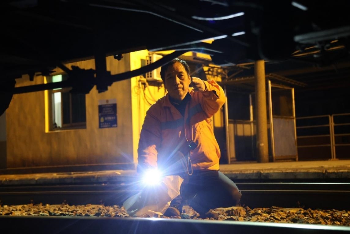 凌晨2點(diǎn)，李金饒正在檢查關(guān)門車。陸佳駿攝