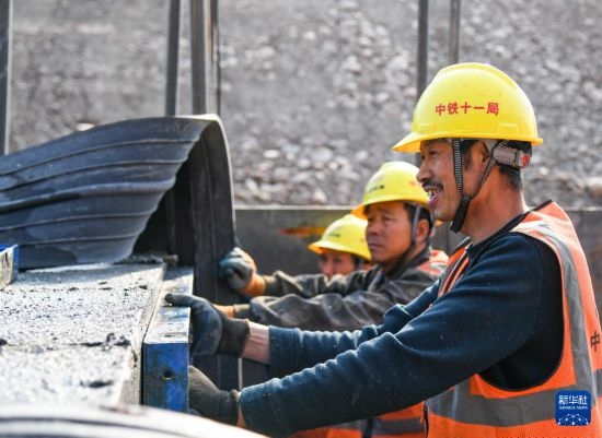 2月13日，在四川省通江縣青峪口水庫建設(shè)現(xiàn)場，中鐵十一局的工人正在進行混凝土縱向圍堰施工。