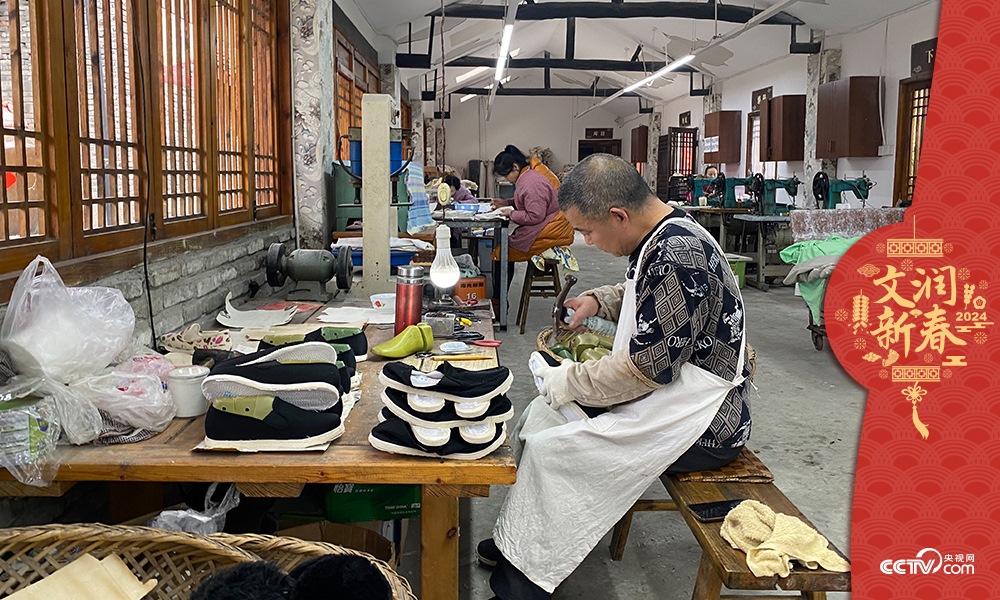 唐昌布鞋坊內(nèi)的工人正在趕制布鞋。王凡攝