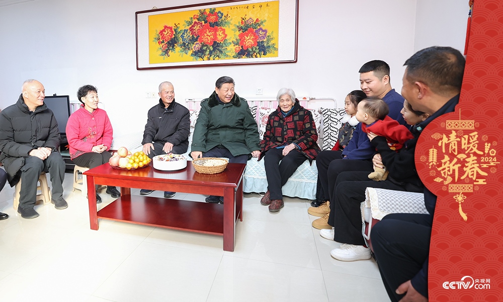 2024年2月1日，習(xí)近平總書(shū)記在天津第六埠村考察時(shí)，同村民杜洪剛一家人親切拉家常。